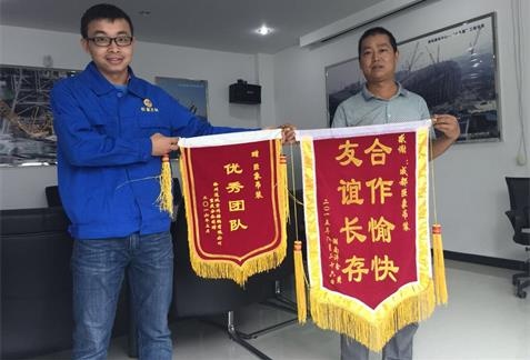 湖南客戶贈送巨象公司錦旗