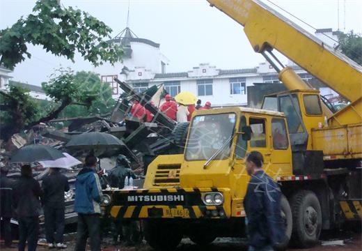 都江堰新華書店成功搶救幸存者_(dá)看圖王.jpg 都江堰新華書店成功搶救幸存者_(dá)看圖王.jpg