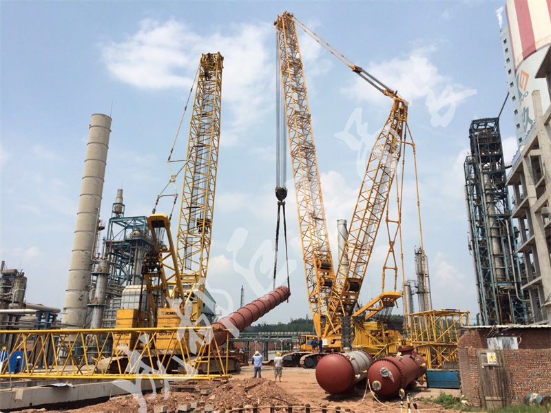 4.650T和260T雙機(jī)抬吊360T重化工容器罐.jpg 4.650T和260T雙機(jī)抬吊360T重化工容器罐.jpg